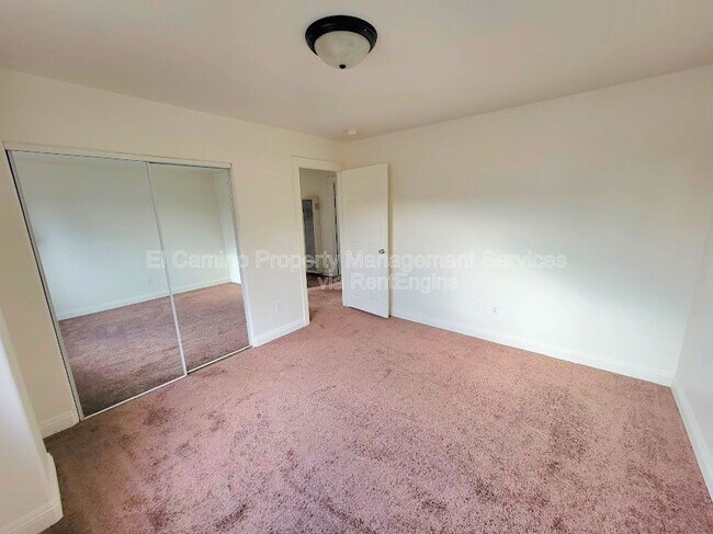 Building Photo - 1424 E 59th St