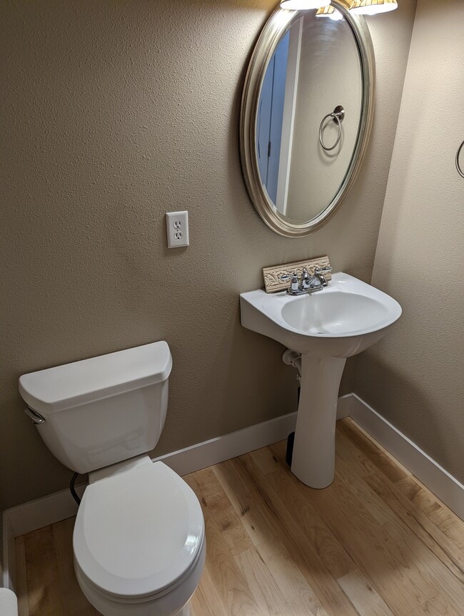 Building Photo - 1035 Rd Runner St