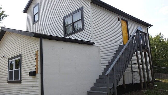 Building Photo - Incredibly spacious 4 bedrooms and 2 baths top-floor duplex located on Elmwood Ave in Kansas City...