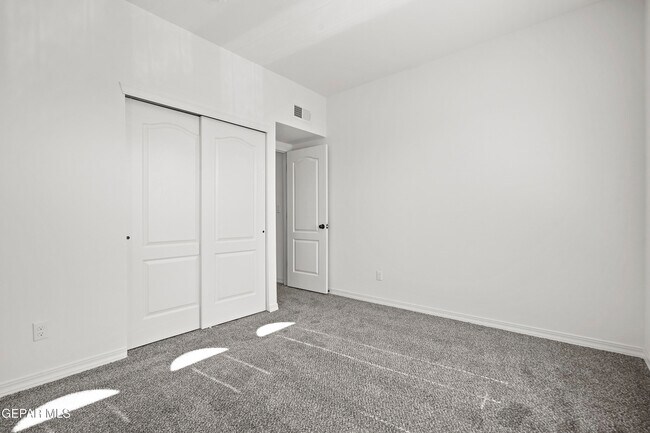 Building Photo - 1041 Summer Lake St