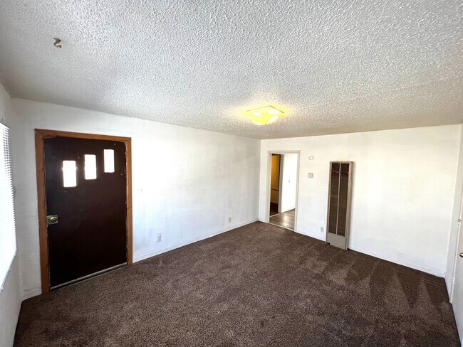 Building Photo - E 9th Duplex 1