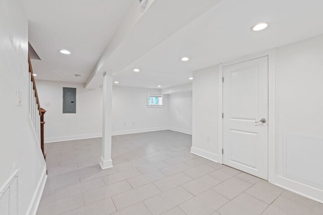 Building Photo - 1110 Orren St NE
