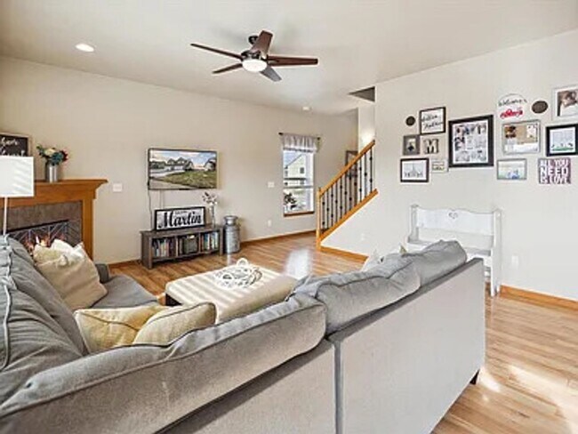 Building Photo - Coralville 4 Bedroom 4 Bath 3 Level Town H...