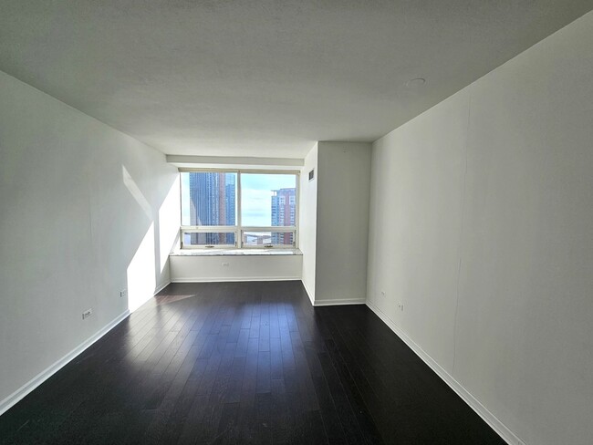 Building Photo - 512 N McClurg Ct