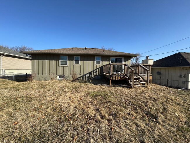 Building Photo - Huge 3 bedroom/2 bathroom home in Independ...