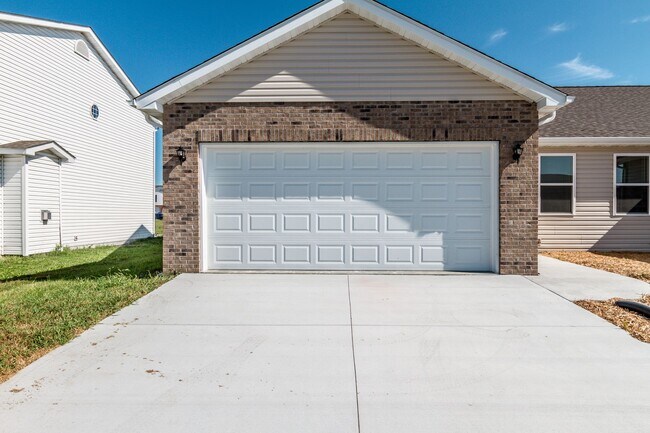 Building Photo - 2 bed 2 bth duplex- available now
