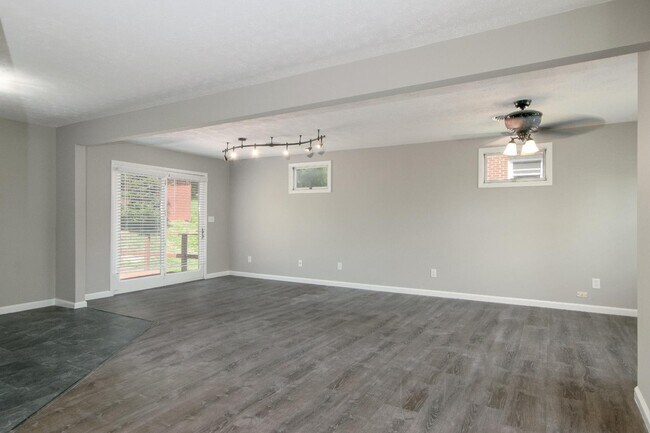 Building Photo - 690 North Dr