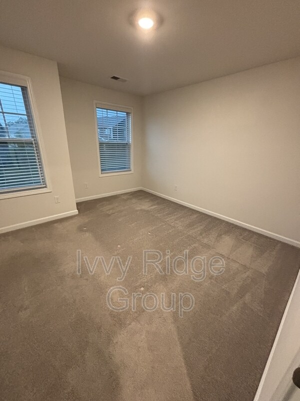 Building Photo - 4867 Tacoma Dr