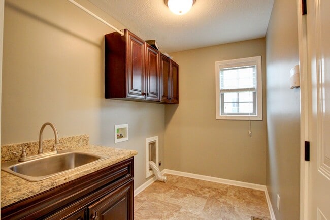 Building Photo - Executive Home on Cul de sac off exit 8.  Hurry.