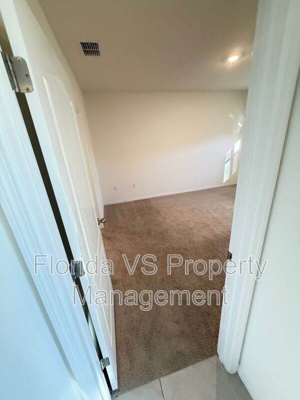 Building Photo - 804 Horsetail Dr