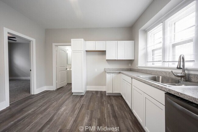 Building Photo - "Charming 3-Bedroom Duplex Haven on W 29th St – Spacious 1031 Sq Ft Gem in Indianapolis!"