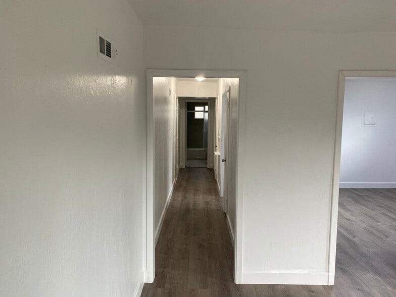 Hallway to bathroom & bedroom - 1842 Lynwood Dr