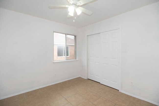 Building Photo - Nestled in Round Rock neighborhood.