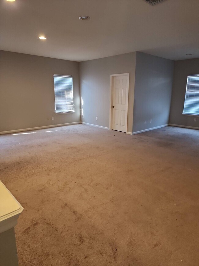 Building Photo - 2472 Lantana Ln