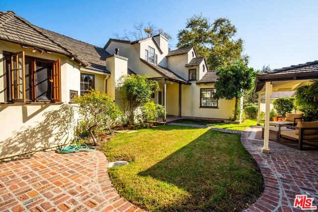 Building Photo - 2771 Club Dr