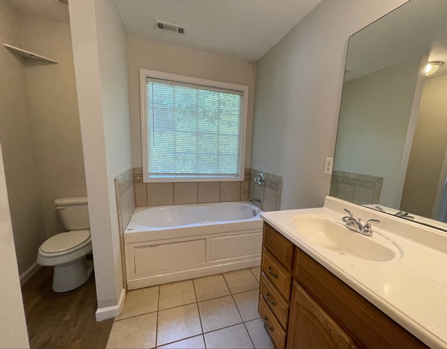 Building Photo - 1/2 OFF SECURITY DEPOSIT SPECIAL! Save $1,...