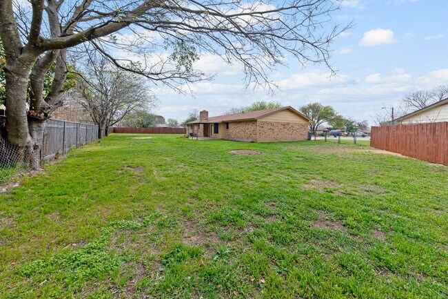 Building Photo - 2300 Zinnia Ct