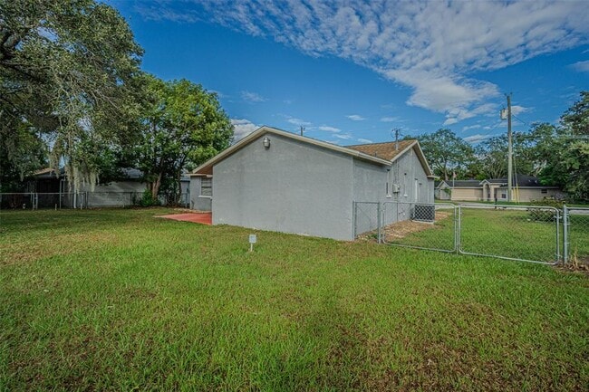 Building Photo - 1529 Larkin Rd