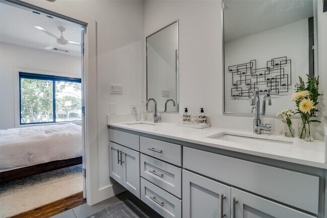 Building Photo - Prime Lower Greenville location with an open floorplan!