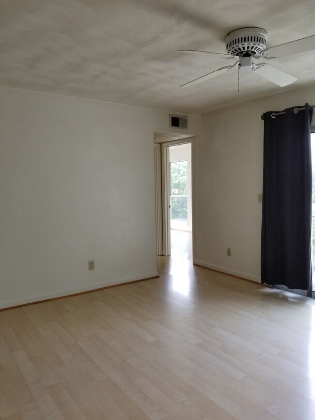 Building Photo - Spacious 4bd/2ba Apartment at Hunters Ridge Condominium