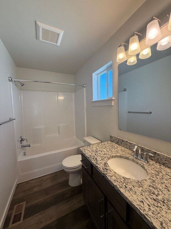 Building Photo - 3 Bedroom, 2 Bathroom Single Family Home!