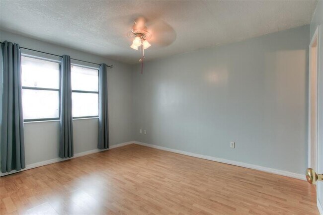 Building Photo - 2500 W 67th Pl