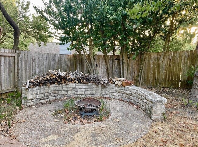 Building Photo - 7302 Shadywood Dr