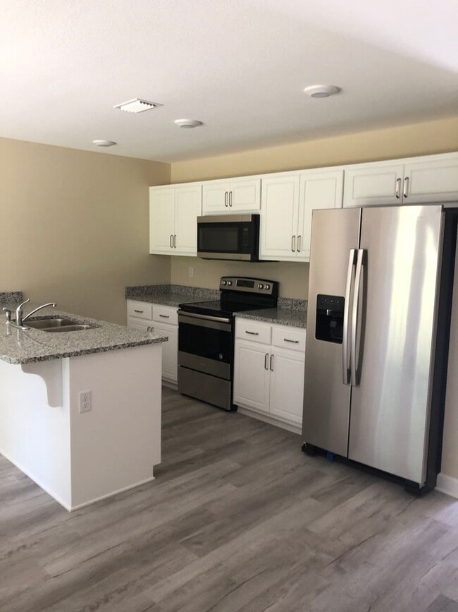 Building Photo - Beautiful Town-home with 3 bedroom, 2.5 bath located on Callaway Chase Lane.Close to TAFB