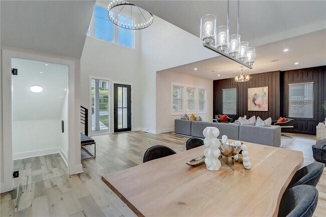 Building Photo - 2014 Cambridge Ave