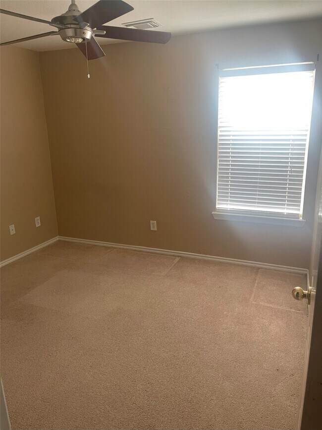 Building Photo - 5815 Vinemont Ln