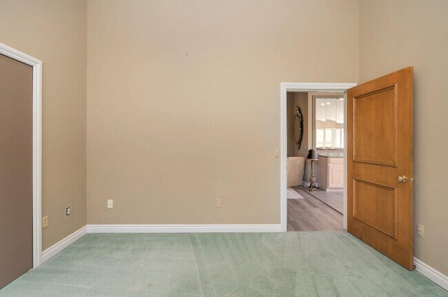Building Photo - 833 Lakewood Dr