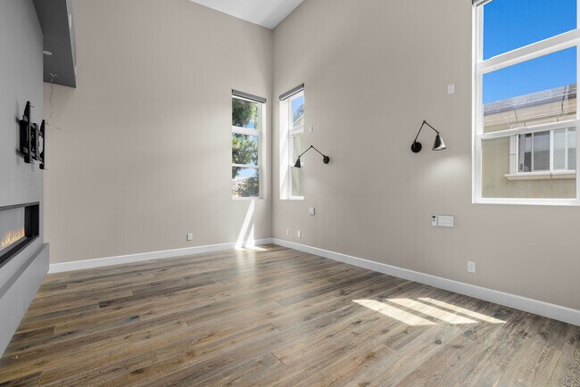 Building Photo - 2415 Carnegie Ln