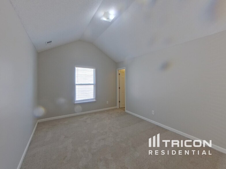 Building Photo - 3802 Rosebud Park Dr