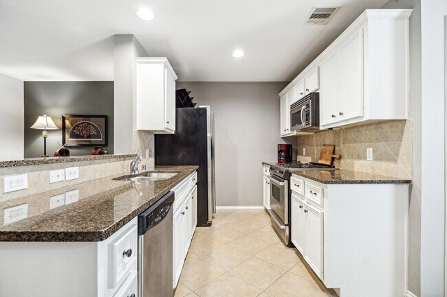 Building Photo - 1138 W 25th St