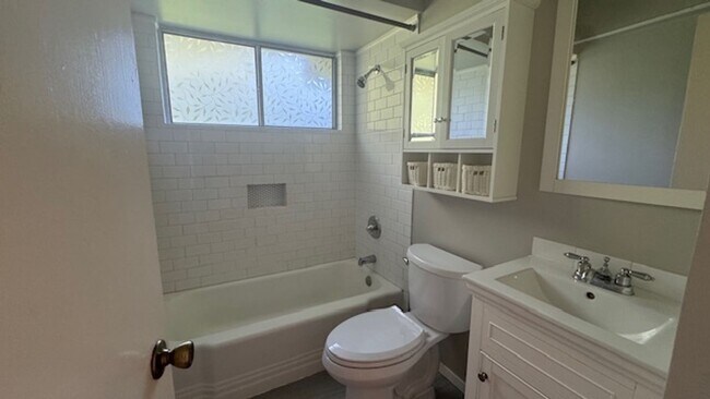 Building Photo - Clean South Austin 3/1 House w/ Carport, Private fenced yard Near First St not far from Ben White