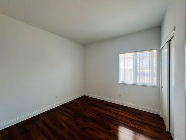 Building Photo - Spacious and Sparkling with New Paint 3 be...
