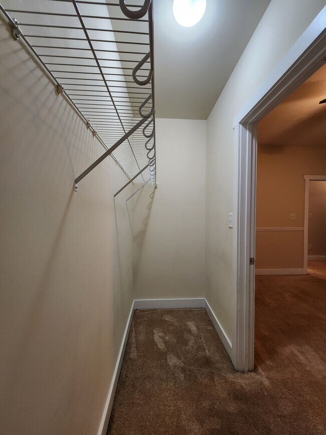 Building Photo - 3 Bedroom home with an upstair bonus room ...