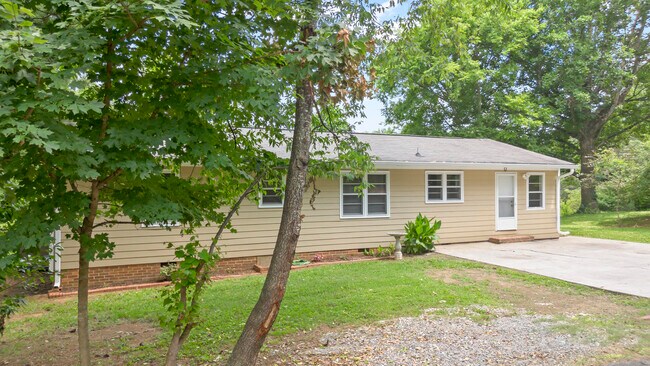 Building Photo - 3005 Pine Dr NE