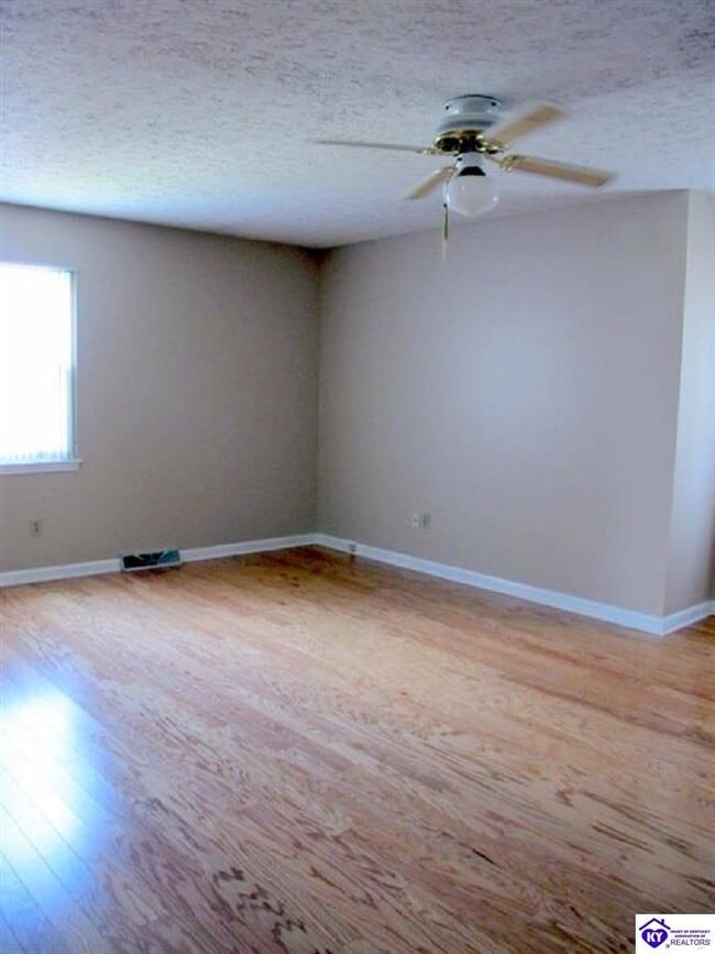 Building Photo - 927 Woods Hollow Dr