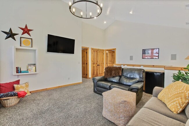 Building Photo - 130 Par Dr