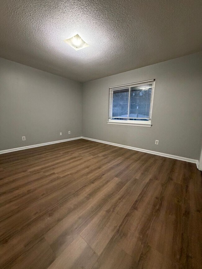 Building Photo - 3328 Pinewood Ave