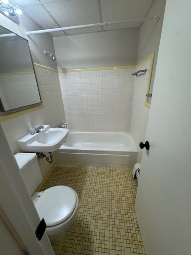 Building Photo - 1 bedroom apartment, MOVE IN SPECIAL!