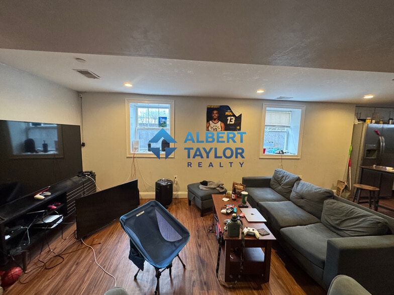 Building Photo - 998 Tremont St