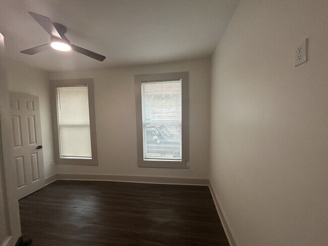 Building Photo - 895 Kney St