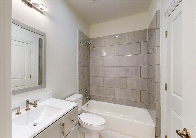 Building Photo - 1221 W 16th St