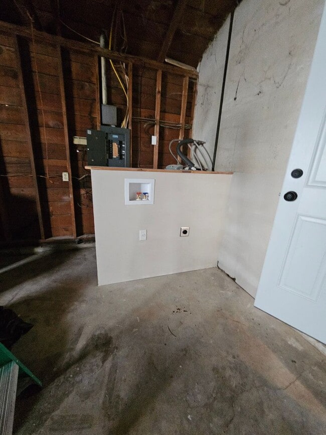 Building Photo - Delightful Home Within Minutes to Everything