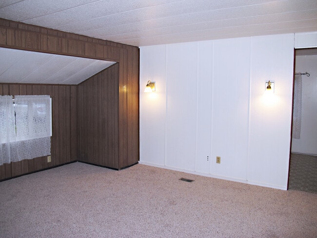 Building Photo - ***PENDING APPLICATION***Affordable 3BD/1B...