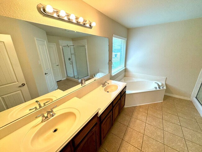 Building Photo - 1703 Stonewick Dr