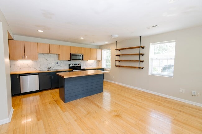 Building Photo - 3 Bedroom Home with Spacious Back yard Close to NCSU!