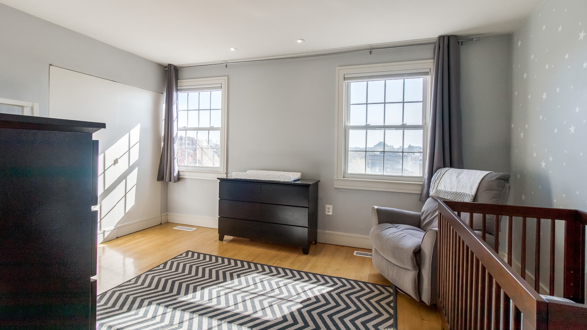 Beautiful South facing views of the city - 1640 Beekman Pl NW